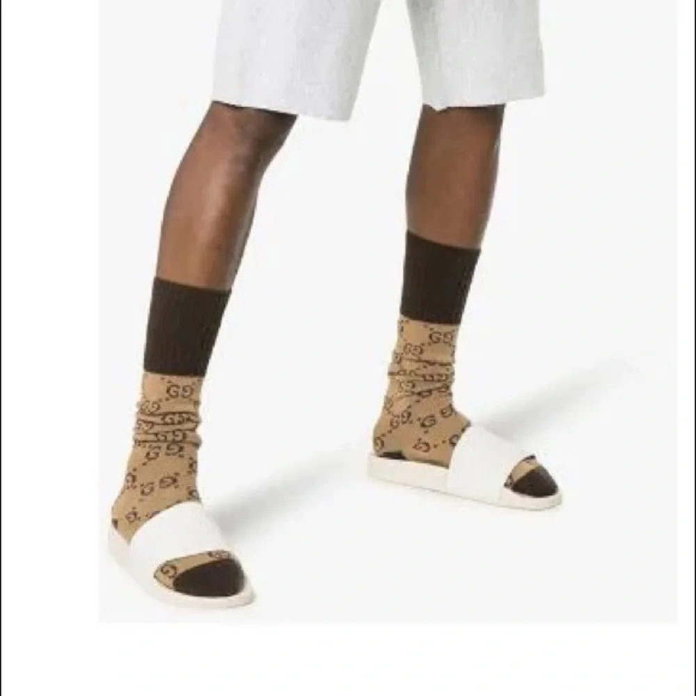Gucci Men’s Logo Rubber Slide Sandal in Ivory - Picture 9 of 9